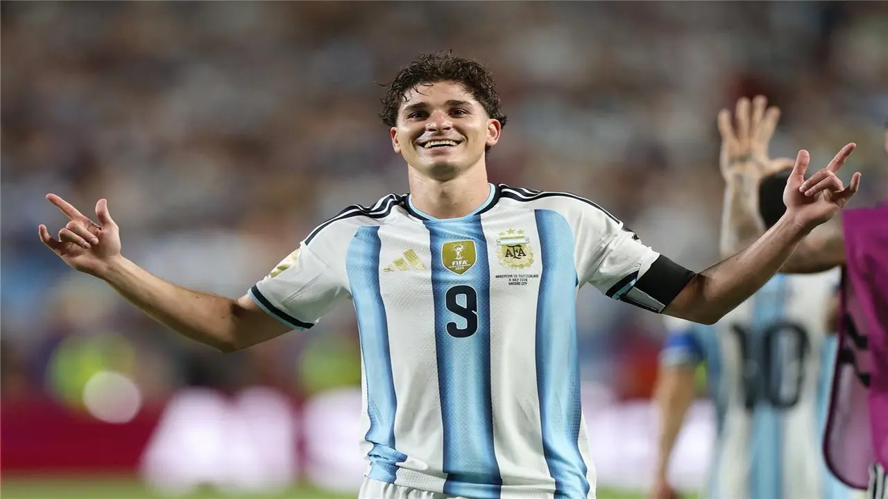 أتلتيكو مدريد يحسم موقفه من رحيل جوليان ألفاريز إلى صفوف برشلونة